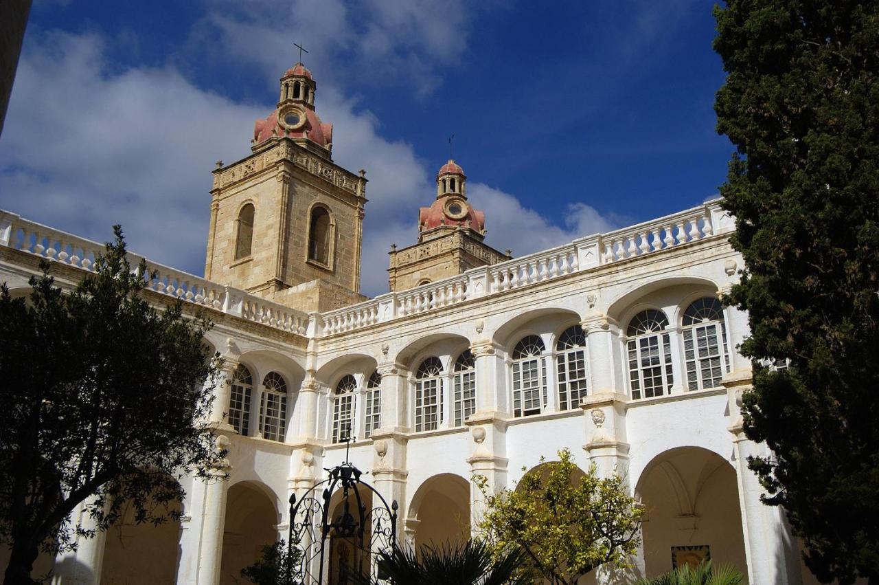 Pierre & Vacances Menorca Cala Blanes カラ・エン・ブラネス エクステリア 写真